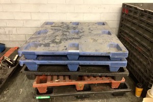 lot 6-702 image: Plastic Pallets