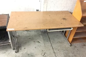 lot 5-710 image: Table