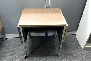 lot 5-547 image: Folding Table