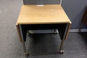 lot 5-071 image: Table