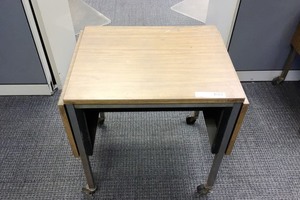 lot 5-521 image: Table