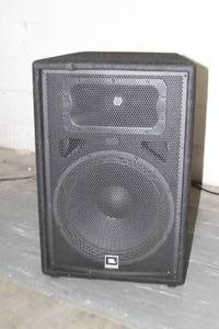 lot 8 image: JBL JRX-200 Series Professional Audio Two-Way Passive Loudspeaker  Speaker - Model JRX-215