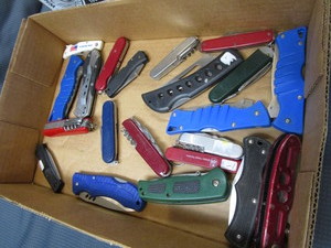 lot 119 image: Knives