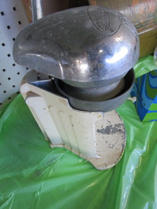 lot 210 image: Vintage Juicer, Lantern, Lunchbox