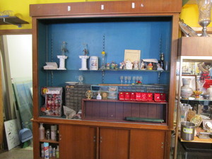 lot 9 image: Showcase - Hutch Style