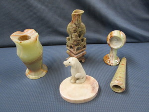 lot 385 image: Onyx Vase, Dog