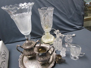 lot 423 image: Vintage CrmSg, Lamp, Vase