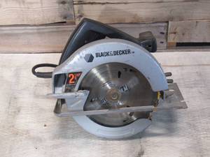 lot 18 image: Black & Decker 7 14 circular saw - 2 18Hp