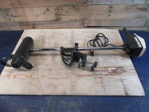 lot 39 image: Minn Kota 65 Weedless Trolling Boat Motor 5 Speed 28 Pounds Thrust 65w - Used