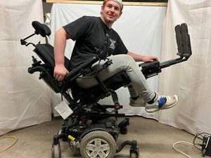WOWOW MSRP $28,000 QUANTUM REHAB Q6 EDGE POWER WHEELCHAIR WPOWER ELEVATE ADDING 6 TO YOUR HEIGHT PLUS POWER TILT, FULL RECLINE, LIFT LEG &amp LEG EXTENTION BONUS CARE ASSISTANCE CONTROLLER ON THE BACK - EVERYTHING WORKS GREAT&nbsp NO RESERVE