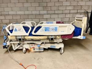 NO RESERVE&nbsp$28,000 Hill-Rom P1900 Total Critical Care Hospital Bed With Chair Position, Accumax Non-Powered Pressure Relief Mattress, Powered Flexafoot&nbsp(Retractable 12 Bed Extension) - GREAT WORKING CONDITION