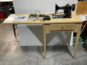 lot 1 image: Singer Sewing Machine with Cabinet