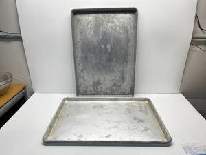 lot 10 image: 2 Large Aluminum Baking Pans