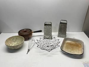 lot 60 image: Assorted Household Items