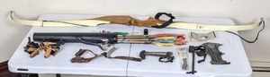 lot 80 image: Everything Archery Damon Howatt Ventura Recurve Bow, Arrows in Quiver, Gloves, and More