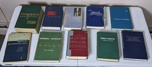 lot 107 image: Set of 10 Vintage Science Textbooks