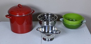 lot 112 image: Kitchen Pots and Bowls - Pyrex, Rosti