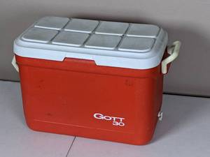 lot 110 image: Gott 30 Large Red Cooler