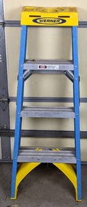 lot 117 image: Werner 4 Fiberglass Step Ladder (250 Lbs)