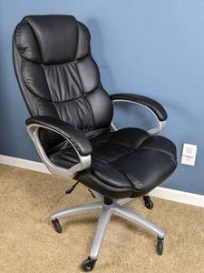 lot 147 image: Black Padded Rolling Office Desk Chair