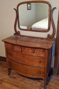 lot 141 image: Classic Amish Style 4 Drawer Wood Dresser with Mirror