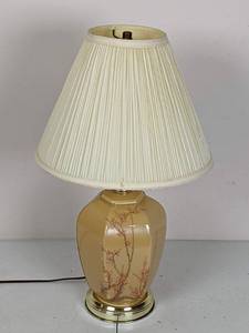 lot 111 image: Vintage 22 Floral Glass Table Lamp