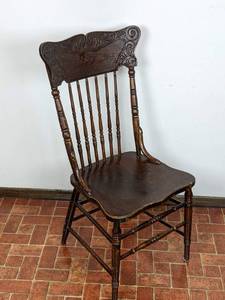 lot 128 image: Beautiful Vintage Wood Chair