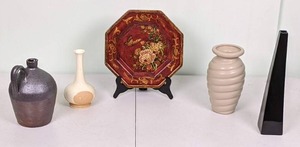 lot 120 image: Lovely Collection of 5 Home Decor Items Vases & Plate with Stand