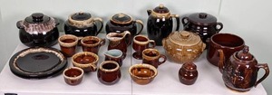 lot 98 image: Beautiful Collection of Assorted Dishes, Cups, and Pottery (Hull, McCoy, Pfaltzgraff)