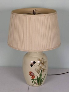 lot 25 image: Beautiful Table Lamp, Beige w Floral Design
