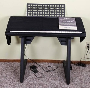 lot 4 image: YAMAHA PSR-500 PORTATONE 61 Keys Electronic Portable Keyboard w Stand