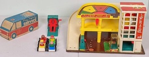 lot 14 image: Vintage Fisher Price Little People Parking Ramp Service Center 930, 1970s