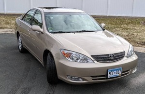 lot 1 image: 2004 Beige Toyota Camry XLE V6 with Towing Package