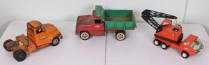 lot 10 image: Set of (3) Vintage Tonka Trucks & Crane