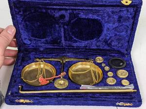 lot 170 image: Brass Scale Set