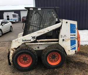 lot 3 image: 1991 Melroe Bobcat Skid Steer 742B