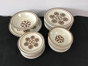 26 pc Vintage Casual Ceram Stoneware