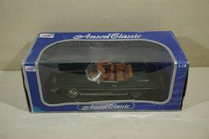 lot 77 image: Anson Classic 1973 Cadillac Eldorado 118 Scale Die Cast Convertible