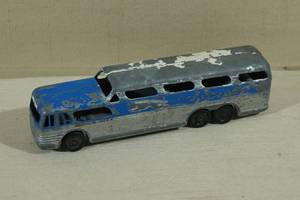 lot 131 image: Vintage Greyhound Bus Die Cast Toy