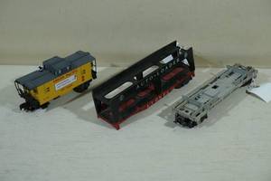 lot 173 image: Vintage Lionel O Gauge Model Train Cars - Damaged