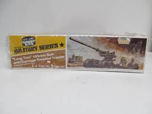 lot 126 image: Life-Like Military Series Long Tom 155mm Gun w Carriage Treaded Tractor