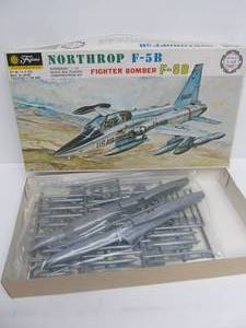 lot 148 image: Fujimi Northrop F-5B Fighter Bomber Model Kit