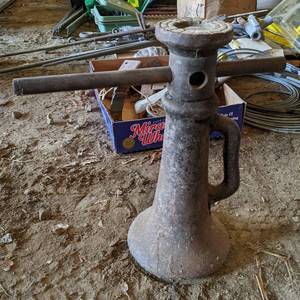 lot 84 image: Screw Jack - 1-12x10