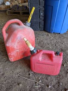 lot 91 image: Pair of Plastic Gas Cans - 5 and 1.25 Gallon - One is old Style w Vent on Back