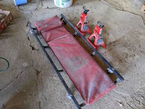 lot 120 image: Pair of 2-Ton Jack Stands and Big Red Creeper