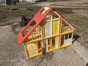 lot 136 image: Vintage 1979 Mattel Barbie Dream Doll House - Measures 53 Wide x 36 Tall x 18 Deep
