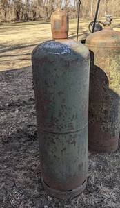 lot 138 image: 100# Propane Tank