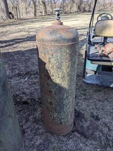 lot 139 image: 100# Propane Tank