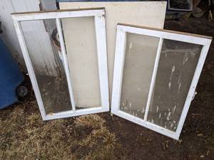 lot 175 image: Pair of Vintage 2-Pane Windows - 24 x 32 and 24 x 36