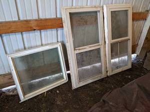 lot 207 image: Lot of (3) Vinyl Windows - Used - Fits Openings of 23.5 x 43.5, 44.5 x 21and 25 x 28